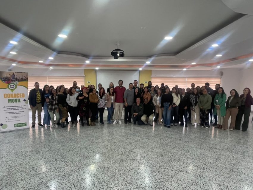 Éxito en el Colegio Claretiano de Bosa: 60 docentes se capacitaron en Inteligencia Artificial con CONACED MÓVIL